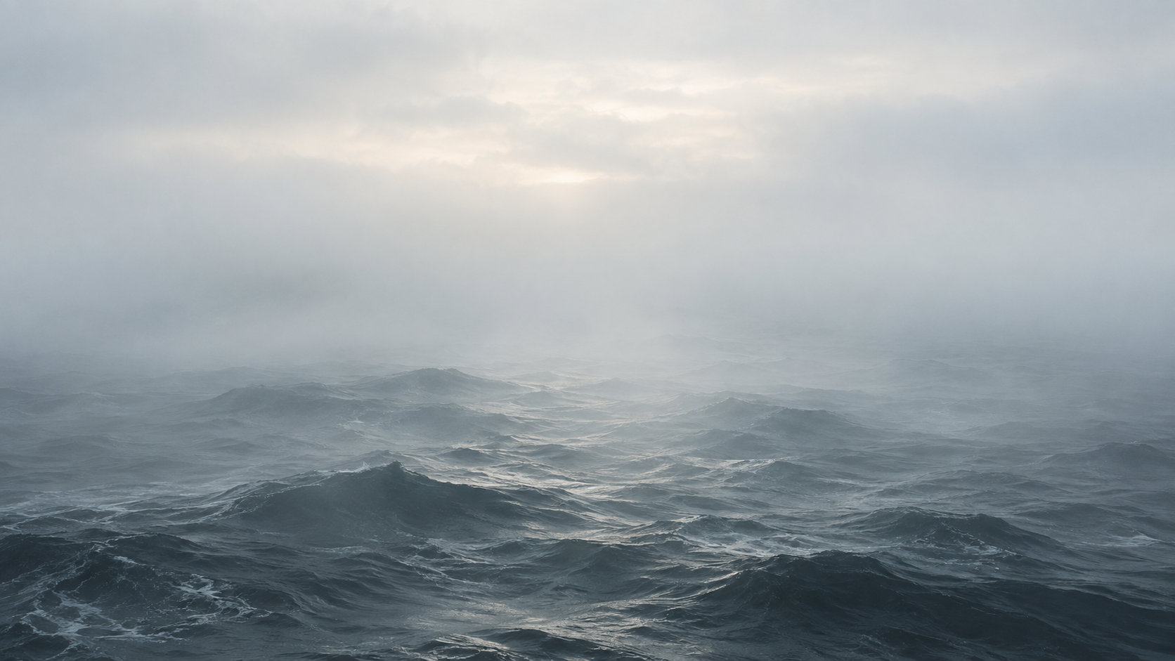 雾气中的海浪与模糊的海平线。